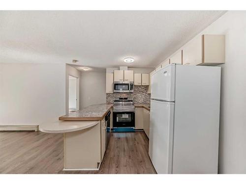 12-2812 Edenwold Heights Nw, Calgary, AB - Indoor Photo Showing Kitchen