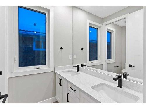 2019 21 Avenue Nw, Calgary, AB - Indoor Photo Showing Bathroom