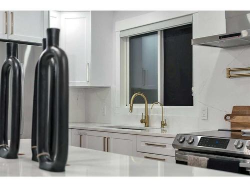 7027 Huntbourne Green Ne, Calgary, AB - Indoor Photo Showing Kitchen