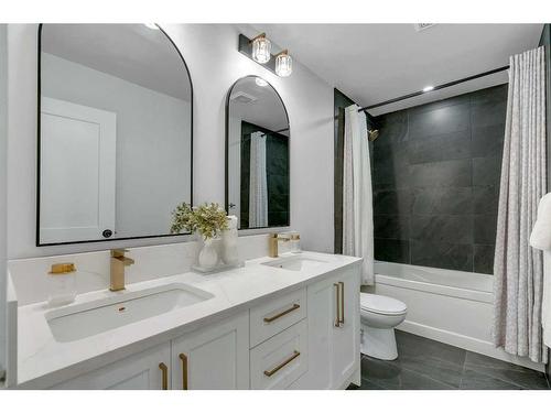 7027 Huntbourne Green Ne, Calgary, AB - Indoor Photo Showing Bathroom