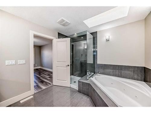 427 36 Avenue Nw, Calgary, AB - Indoor Photo Showing Bathroom