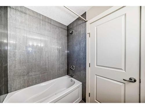 427 36 Avenue Nw, Calgary, AB - Indoor Photo Showing Bathroom