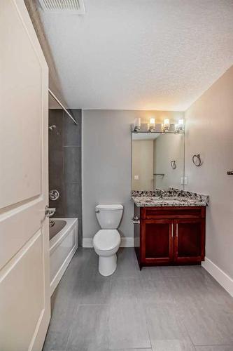 427 36 Avenue Nw, Calgary, AB - Indoor Photo Showing Bathroom