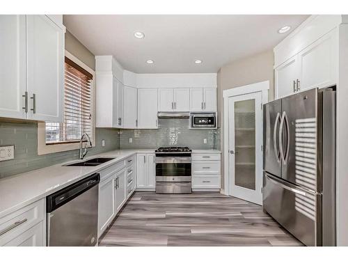 427 36 Avenue Nw, Calgary, AB - Indoor Photo Showing Kitchen With Double Sink With Upgraded Kitchen