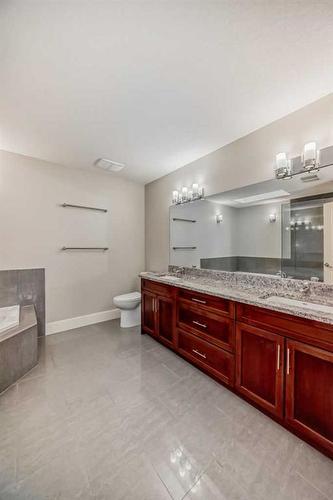 427 36 Avenue Nw, Calgary, AB - Indoor Photo Showing Bathroom