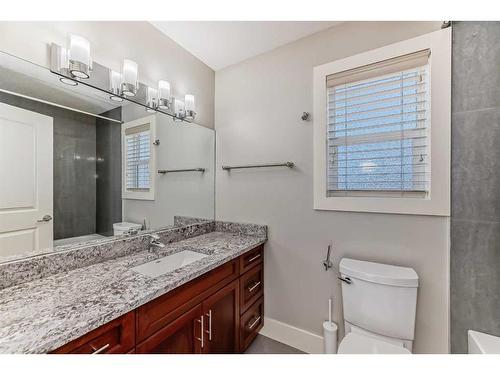 427 36 Avenue Nw, Calgary, AB - Indoor Photo Showing Bathroom