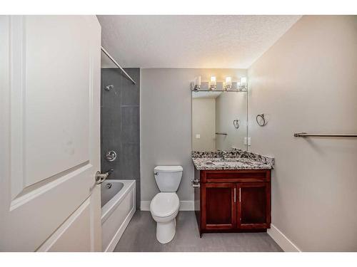 427 36 Avenue Nw, Calgary, AB - Indoor Photo Showing Bathroom