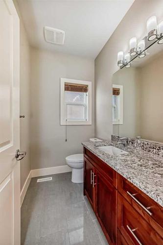 427 36 Avenue Nw, Calgary, AB - Indoor Photo Showing Bathroom