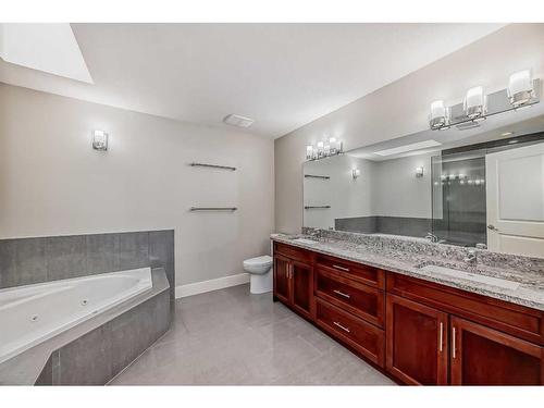 427 36 Avenue Nw, Calgary, AB - Indoor Photo Showing Bathroom