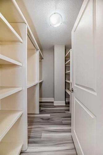 427 36 Avenue Nw, Calgary, AB - Indoor With Storage