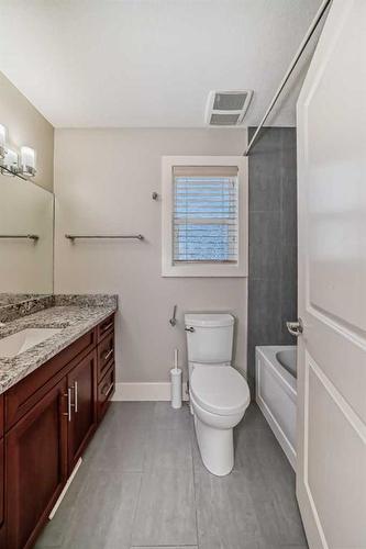 427 36 Avenue Nw, Calgary, AB - Indoor Photo Showing Bathroom