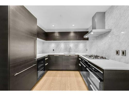 605-738 1 Avenue Sw, Calgary, AB - Indoor Photo Showing Kitchen With Upgraded Kitchen