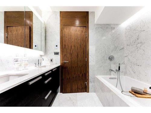 605-738 1 Avenue Sw, Calgary, AB - Indoor Photo Showing Bathroom