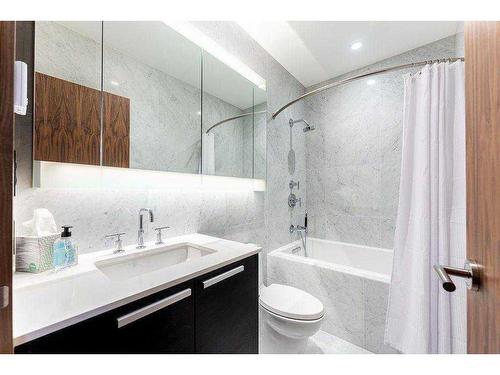 605-738 1 Avenue Sw, Calgary, AB - Indoor Photo Showing Bathroom