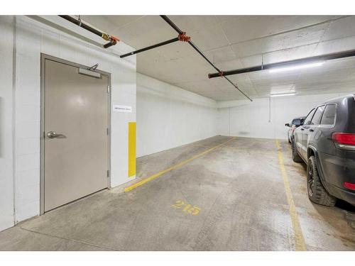 605-738 1 Avenue Sw, Calgary, AB - Indoor Photo Showing Garage