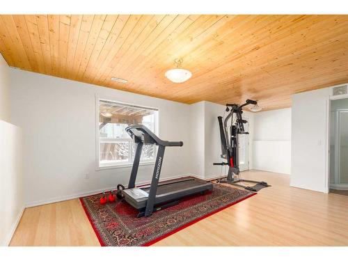 224 Tuscarora Heights Nw, Calgary, AB - Indoor Photo Showing Gym Room