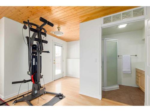 224 Tuscarora Heights Nw, Calgary, AB - Indoor Photo Showing Gym Room