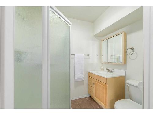 224 Tuscarora Heights Nw, Calgary, AB - Indoor Photo Showing Bathroom