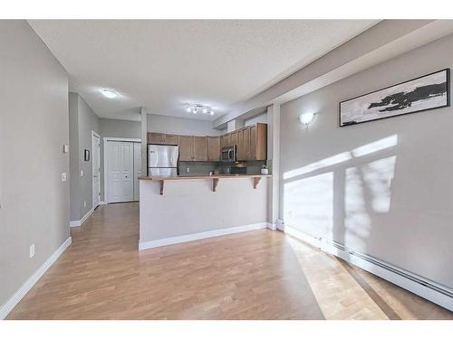 2101-211 Aspen Stone Boulevard Sw, Calgary, AB - Indoor Photo Showing Kitchen