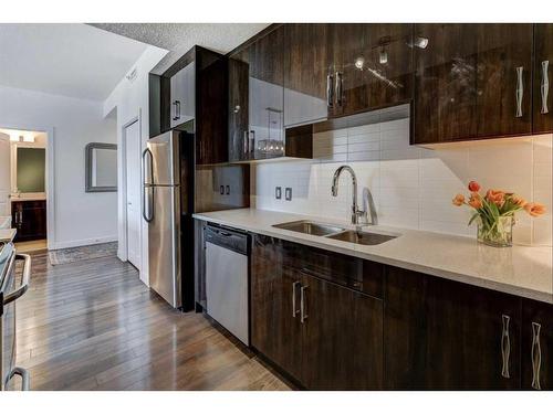 406-607 17 Avenue Nw, Calgary, AB - Indoor Photo Showing Kitchen With Double Sink