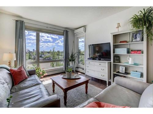 406-607 17 Avenue Nw, Calgary, AB - Indoor Photo Showing Living Room