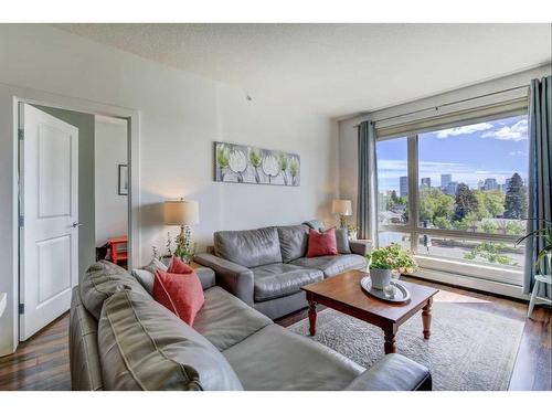 406-607 17 Avenue Nw, Calgary, AB - Indoor Photo Showing Living Room