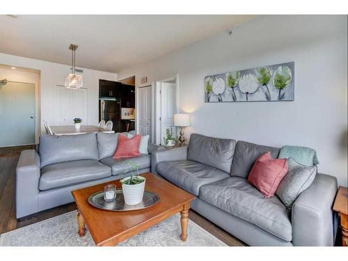 406-607 17 Avenue Nw, Calgary, AB - Indoor Photo Showing Living Room