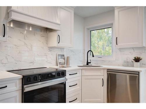 14 West Hall Place, Cochrane, AB - Indoor Photo Showing Kitchen With Upgraded Kitchen