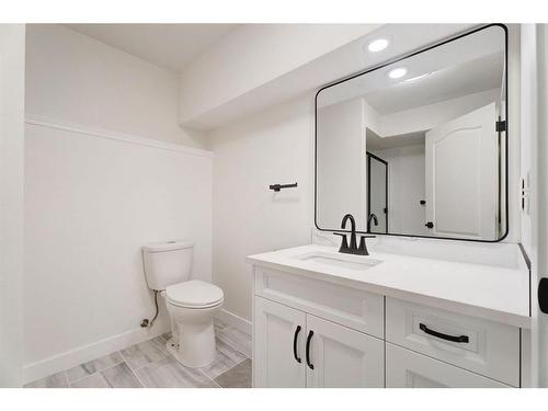 14 West Hall Place, Cochrane, AB - Indoor Photo Showing Bathroom