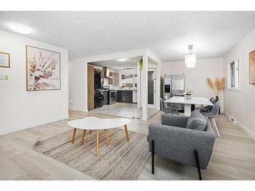 4504 14 Street Nw, Calgary, AB - Indoor Photo Showing Living Room