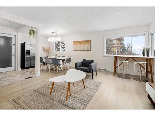 4504 14 Street Nw, Calgary, AB - Indoor Photo Showing Living Room