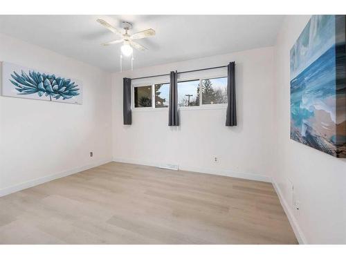 4504 14 Street Nw, Calgary, AB - Indoor Photo Showing Other Room