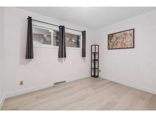 4504 14 Street Nw, Calgary, AB - Indoor Photo Showing Other Room