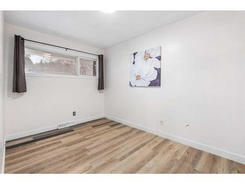 4504 14 Street Nw, Calgary, AB - Indoor Photo Showing Bathroom