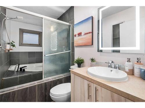 4504 14 Street Nw, Calgary, AB - Indoor Photo Showing Bathroom