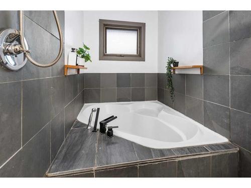 4504 14 Street Nw, Calgary, AB - Indoor Photo Showing Bathroom