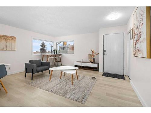 4504 14 Street Nw, Calgary, AB - Indoor Photo Showing Living Room