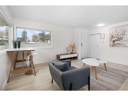 4504 14 Street Nw, Calgary, AB - Indoor Photo Showing Living Room