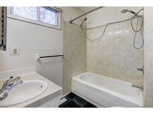 341-405 64 Avenue Ne, Calgary, AB - Indoor Photo Showing Bathroom