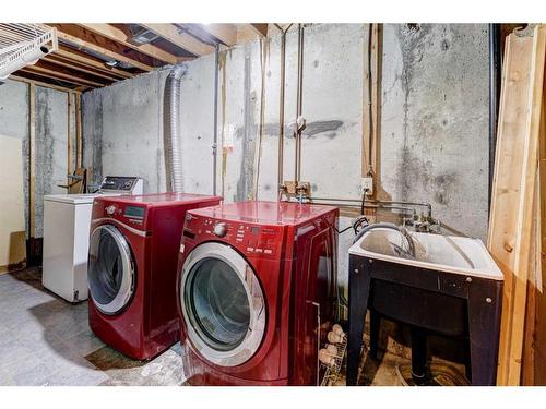 341-405 64 Avenue Ne, Calgary, AB - Indoor Photo Showing Laundry Room