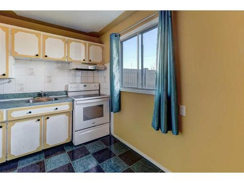 341-405 64 Avenue Ne, Calgary, AB - Indoor Photo Showing Kitchen