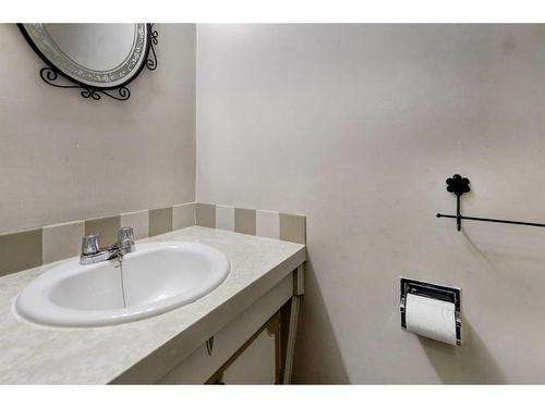 341-405 64 Avenue Ne, Calgary, AB - Indoor Photo Showing Bathroom