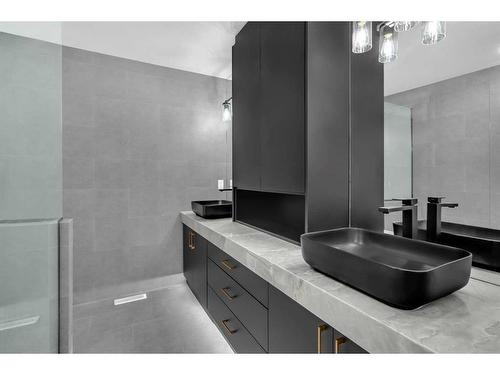 9819 2 Street Se, Calgary, AB - Indoor Photo Showing Bathroom