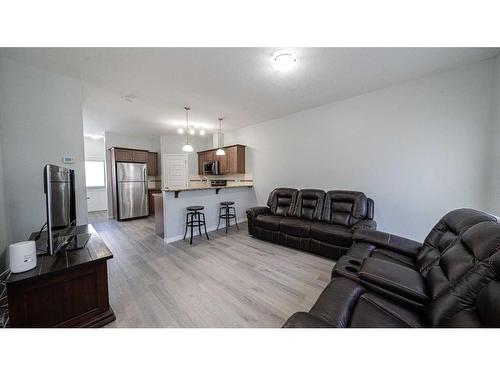 4002-1001 8 Street Nw, Airdrie, AB - Indoor Photo Showing Living Room