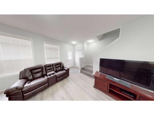 4002-1001 8 Street Nw, Airdrie, AB - Indoor Photo Showing Living Room