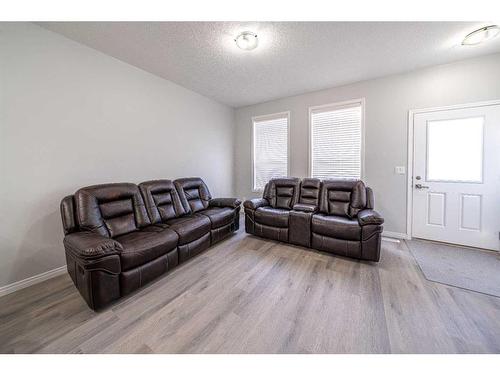 4002-1001 8 Street Nw, Airdrie, AB - Indoor Photo Showing Living Room