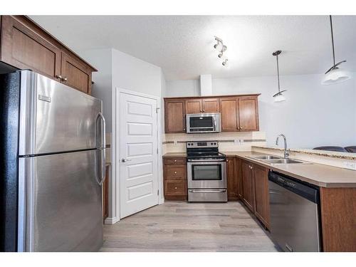 4002-1001 8 Street Nw, Airdrie, AB - Indoor Photo Showing Kitchen With Stainless Steel Kitchen With Double Sink