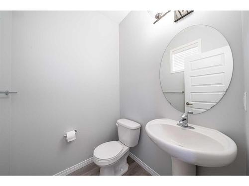 4002-1001 8 Street Nw, Airdrie, AB - Indoor Photo Showing Bathroom