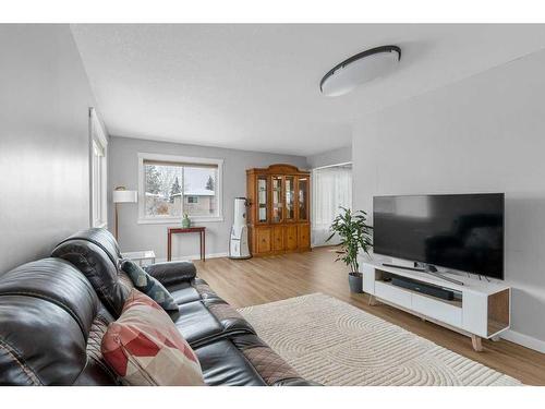 1311 Osler Street, Carstairs, AB - Indoor Photo Showing Living Room