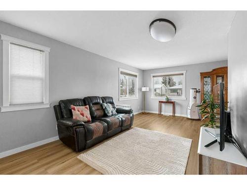 1311 Osler Street, Carstairs, AB - Indoor Photo Showing Living Room